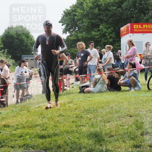 15.06.2025 - 27. Vierlanden-Triathlon KatJ http://msf.ph/oto/8033666 15.06.2025 11:16:34 Schwimmen 815, 954 meine-sportfotos.de
