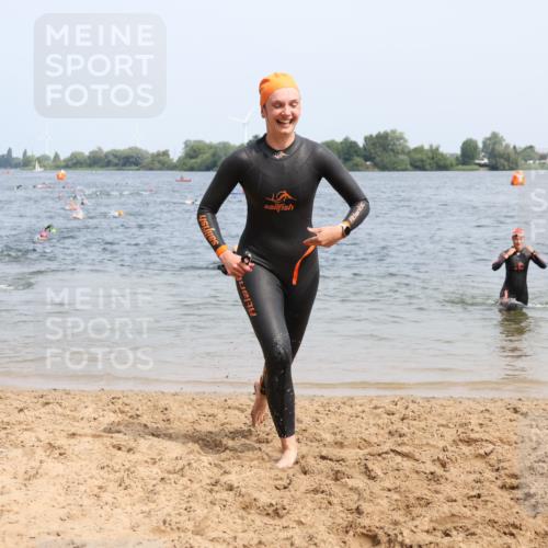 21.06.2025 - 27. Vierlanden-Triathlon Lena Gebhardt http://msf.ph/oto/8033668 15.06.2025 11:18:22 Schwimmen 908, 912, 933, 970 meine-sportfotos.de