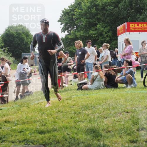 15.06.2025 - 27. Vierlanden-Triathlon KatJ http://msf.ph/oto/8033670 15.06.2025 11:16:34 Schwimmen 815, 954 meine-sportfotos.de