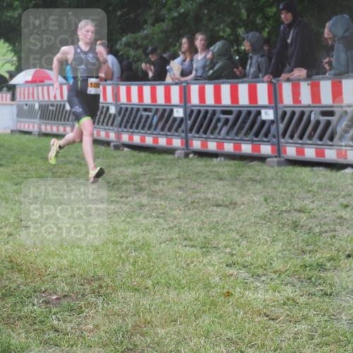 21.06.2025 - 27. Vierlanden-Triathlon KatJ http://msf.ph/oto/8033671 15.06.2025 13:45:38 Ziel 876 meine-sportfotos.de
