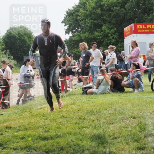 15.06.2025 - 27. Vierlanden-Triathlon KatJ http://msf.ph/oto/8033674 15.06.2025 11:16:34 Schwimmen 815, 954 meine-sportfotos.de