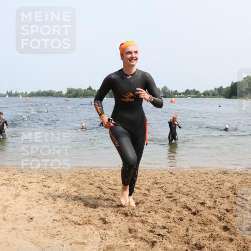 21.06.2025 - 27. Vierlanden-Triathlon Lena Gebhardt http://msf.ph/oto/8033675 15.06.2025 11:18:22 Schwimmen 908, 912, 933, 970 meine-sportfotos.de