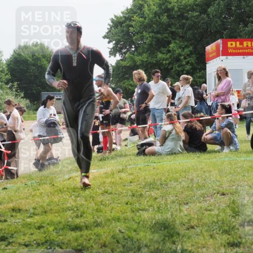 15.06.2025 - 27. Vierlanden-Triathlon KatJ http://msf.ph/oto/8033678 15.06.2025 11:16:34 Schwimmen 815, 954 meine-sportfotos.de