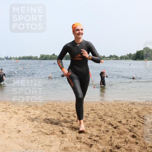 21.06.2025 - 27. Vierlanden-Triathlon Lena Gebhardt http://msf.ph/oto/8033679 15.06.2025 11:18:22 Schwimmen 908, 912, 933, 970 meine-sportfotos.de