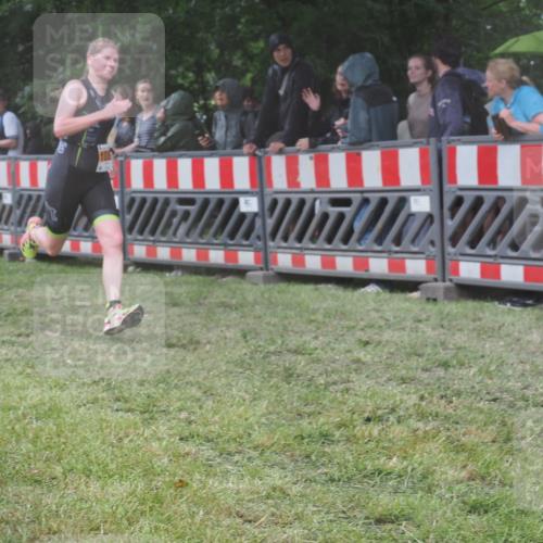 21.06.2025 - 27. Vierlanden-Triathlon KatJ http://msf.ph/oto/8033681 15.06.2025 13:45:38 Ziel 876 meine-sportfotos.de