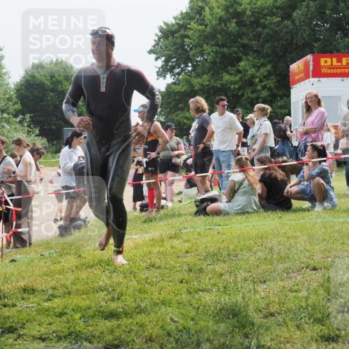 15.06.2025 - 27. Vierlanden-Triathlon KatJ http://msf.ph/oto/8033682 15.06.2025 11:16:35 Schwimmen 815, 954 meine-sportfotos.de