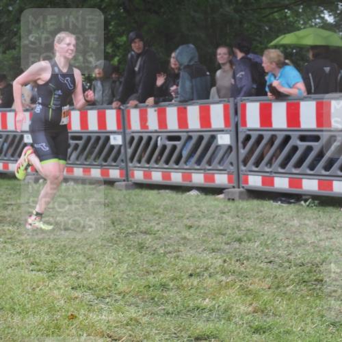 21.06.2025 - 27. Vierlanden-Triathlon KatJ http://msf.ph/oto/8033684 15.06.2025 13:45:38 Ziel 876 meine-sportfotos.de