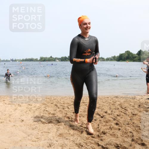 21.06.2025 - 27. Vierlanden-Triathlon Lena Gebhardt http://msf.ph/oto/8033685 15.06.2025 11:18:22 Schwimmen 908, 912, 933, 970 meine-sportfotos.de