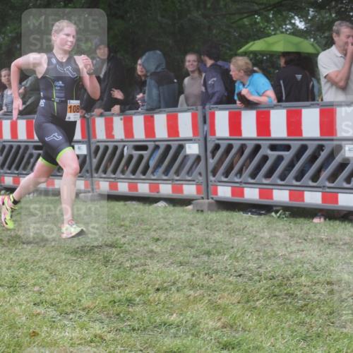 21.06.2025 - 27. Vierlanden-Triathlon KatJ http://msf.ph/oto/8033689 15.06.2025 13:45:38 Ziel 876 meine-sportfotos.de
