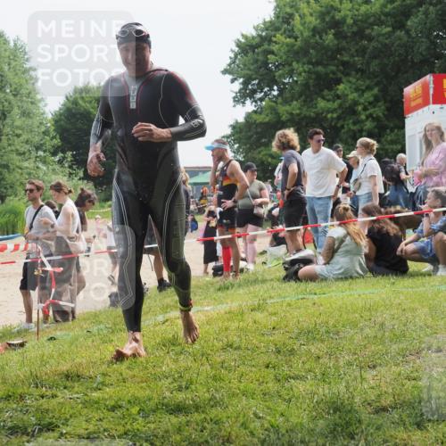 15.06.2025 - 27. Vierlanden-Triathlon KatJ http://msf.ph/oto/8033690 15.06.2025 11:16:35 Schwimmen 815, 954 meine-sportfotos.de