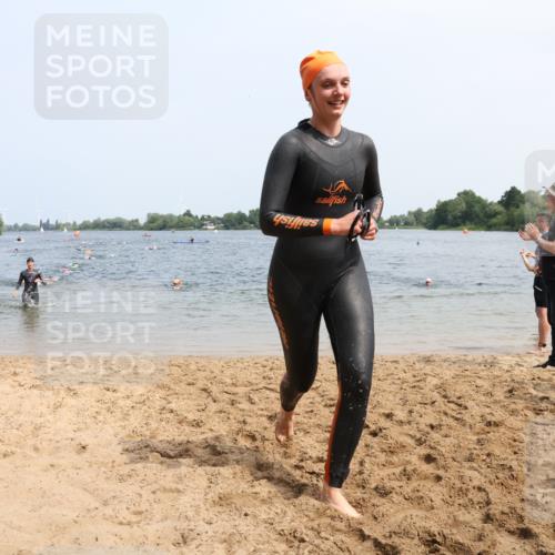 21.06.2025 - 27. Vierlanden-Triathlon Lena Gebhardt http://msf.ph/oto/8033691 15.06.2025 11:18:23 Schwimmen 908, 912, 933, 970 meine-sportfotos.de