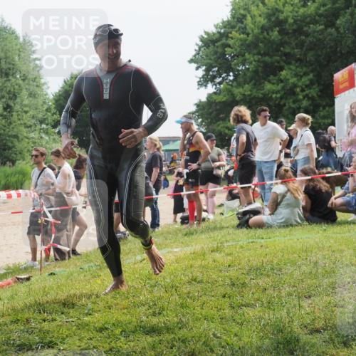 15.06.2025 - 27. Vierlanden-Triathlon KatJ http://msf.ph/oto/8033693 15.06.2025 11:16:35 Schwimmen 815, 954 meine-sportfotos.de