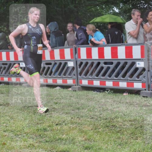 21.06.2025 - 27. Vierlanden-Triathlon KatJ http://msf.ph/oto/8033695 15.06.2025 13:45:39 Ziel 876 meine-sportfotos.de
