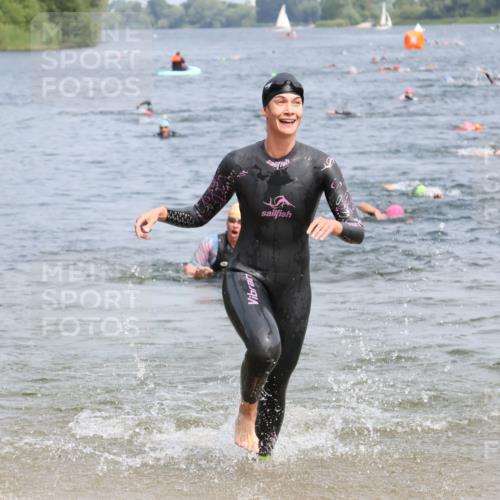 21.06.2025 - 27. Vierlanden-Triathlon Lena Gebhardt http://msf.ph/oto/8033696 15.06.2025 11:18:25 Schwimmen 908, 912, 933, 970 meine-sportfotos.de