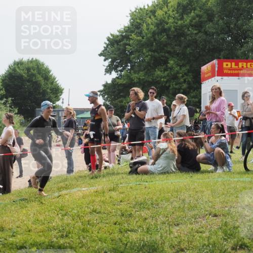 15.06.2025 - 27. Vierlanden-Triathlon KatJ http://msf.ph/oto/8033698 15.06.2025 11:16:52 Schwimmen 825, 888 meine-sportfotos.de