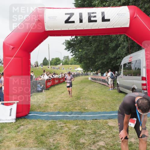21.06.2025 - 27. Vierlanden-Triathlon MichiJ http://msf.ph/oto/8033699 15.06.2026 12:56:16 Ziel 2, 1002 meine-sportfotos.de
