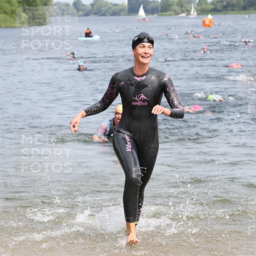21.06.2025 - 27. Vierlanden-Triathlon Lena Gebhardt http://msf.ph/oto/8033700 15.06.2025 11:18:25 Schwimmen 908, 912, 933, 970 meine-sportfotos.de