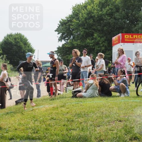 15.06.2025 - 27. Vierlanden-Triathlon KatJ http://msf.ph/oto/8033703 15.06.2025 11:16:52 Schwimmen 825, 888 meine-sportfotos.de