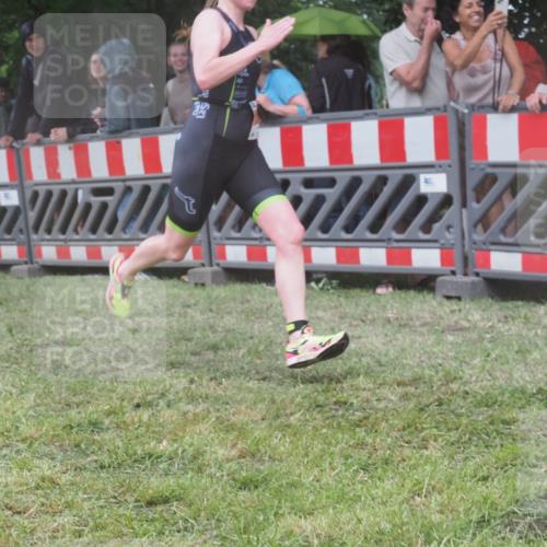 21.06.2025 - 27. Vierlanden-Triathlon KatJ http://msf.ph/oto/8033704 15.06.2025 13:45:39 Ziel 876 meine-sportfotos.de