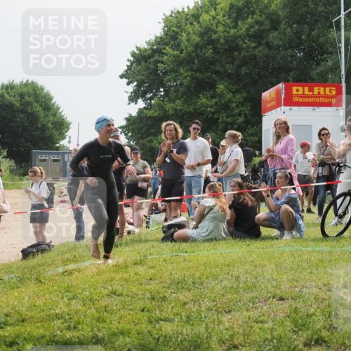 15.06.2025 - 27. Vierlanden-Triathlon KatJ http://msf.ph/oto/8033710 15.06.2025 11:16:53 Schwimmen 825, 888 meine-sportfotos.de