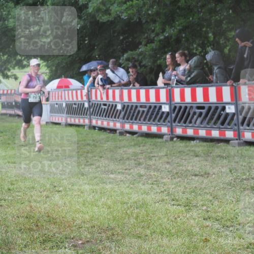 21.06.2025 - 27. Vierlanden-Triathlon KatJ http://msf.ph/oto/8033711 15.06.2025 13:45:48 Ziel 833, 876 meine-sportfotos.de