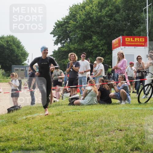 15.06.2025 - 27. Vierlanden-Triathlon KatJ http://msf.ph/oto/8033715 15.06.2025 11:16:53 Schwimmen 825, 888 meine-sportfotos.de