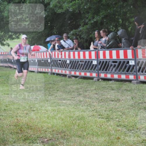 21.06.2025 - 27. Vierlanden-Triathlon KatJ http://msf.ph/oto/8033716 15.06.2025 13:45:48 Ziel 833, 876 meine-sportfotos.de