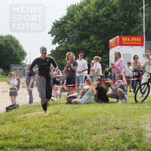 15.06.2025 - 27. Vierlanden-Triathlon KatJ http://msf.ph/oto/8033718 15.06.2025 11:16:53 Schwimmen 825, 888 meine-sportfotos.de