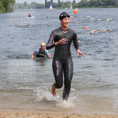 21.06.2025 - 27. Vierlanden-Triathlon Lena Gebhardt http://msf.ph/oto/8033719 15.06.2025 11:18:26 Schwimmen 908, 912, 933, 970 meine-sportfotos.de