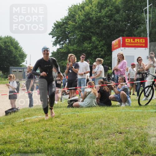 15.06.2025 - 27. Vierlanden-Triathlon KatJ http://msf.ph/oto/8033723 15.06.2025 11:16:53 Schwimmen 825, 888 meine-sportfotos.de