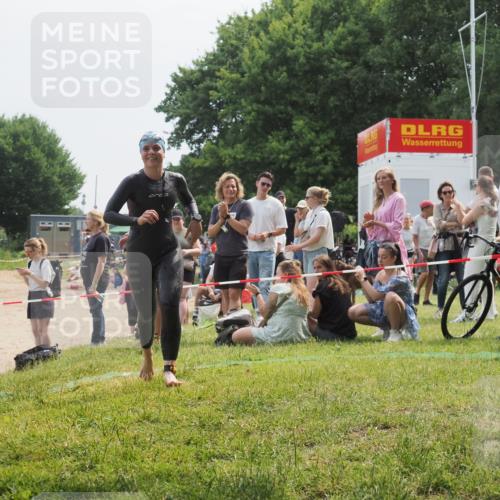 15.06.2025 - 27. Vierlanden-Triathlon KatJ http://msf.ph/oto/8033726 15.06.2025 11:16:53 Schwimmen 825, 888 meine-sportfotos.de