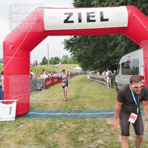 21.06.2025 - 27. Vierlanden-Triathlon MichiJ http://msf.ph/oto/8033728 15.06.2026 12:56:17 Ziel 2, 1002 meine-sportfotos.de