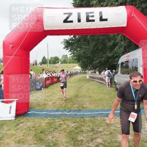 21.06.2025 - 27. Vierlanden-Triathlon MichiJ http://msf.ph/oto/8033729 15.06.2026 12:56:17 Ziel 2, 1002 meine-sportfotos.de