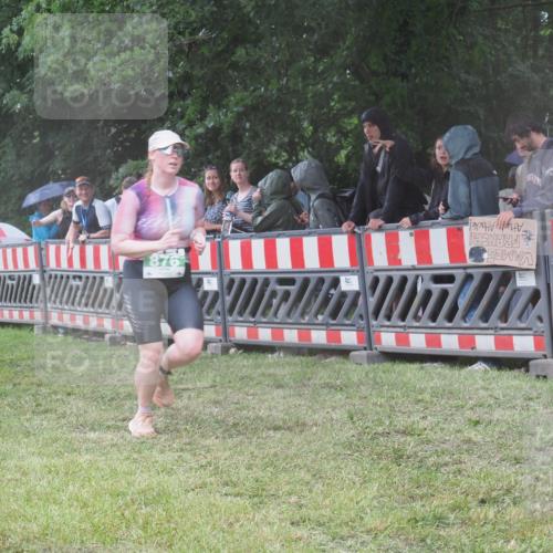 21.06.2025 - 27. Vierlanden-Triathlon KatJ http://msf.ph/oto/8033731 15.06.2025 13:45:49 Ziel 833, 876 meine-sportfotos.de