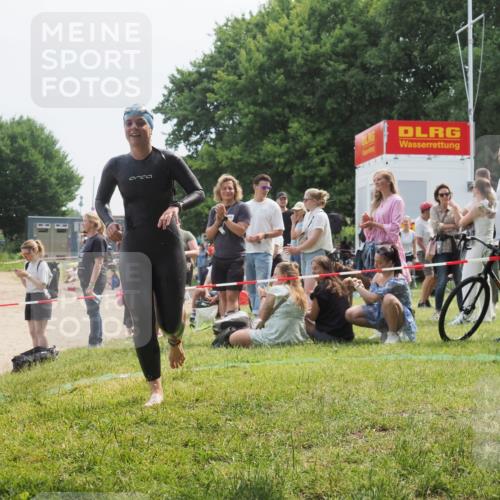 15.06.2025 - 27. Vierlanden-Triathlon KatJ http://msf.ph/oto/8033732 15.06.2025 11:16:54 Schwimmen 825, 888 meine-sportfotos.de