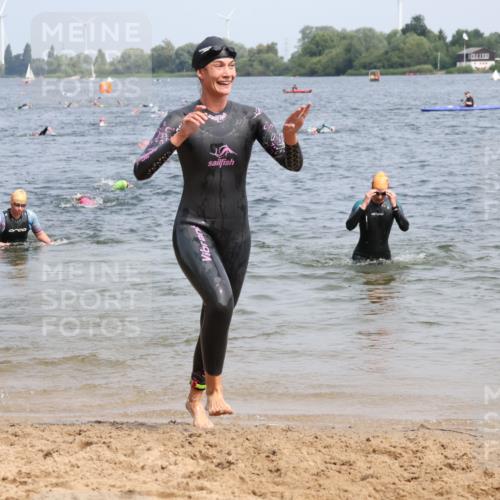 21.06.2025 - 27. Vierlanden-Triathlon Lena Gebhardt http://msf.ph/oto/8033734 15.06.2025 11:18:27 Schwimmen 908, 912, 933, 970 meine-sportfotos.de