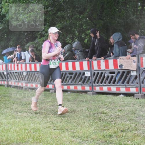 21.06.2025 - 27. Vierlanden-Triathlon KatJ http://msf.ph/oto/8033737 15.06.2025 13:45:49 Ziel 833, 876 meine-sportfotos.de