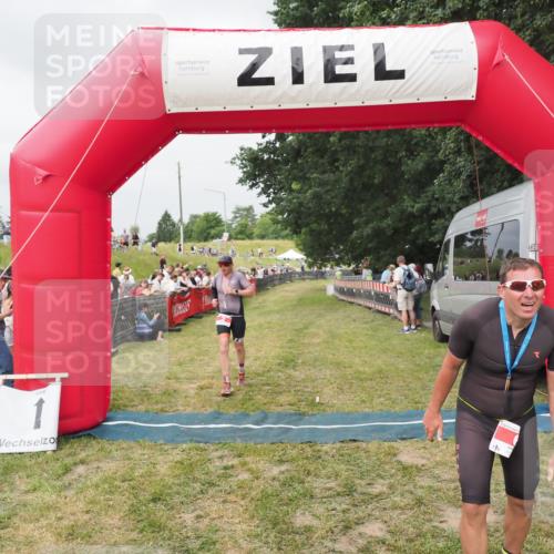 21.06.2025 - 27. Vierlanden-Triathlon MichiJ http://msf.ph/oto/8033739 15.06.2026 12:56:17 Ziel 2, 1002 meine-sportfotos.de