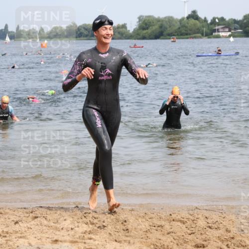 21.06.2025 - 27. Vierlanden-Triathlon Lena Gebhardt http://msf.ph/oto/8033740 15.06.2025 11:18:27 Schwimmen 908, 912, 933, 970 meine-sportfotos.de