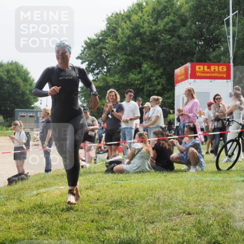 15.06.2025 - 27. Vierlanden-Triathlon KatJ http://msf.ph/oto/8033741 15.06.2025 11:16:54 Schwimmen 825, 888 meine-sportfotos.de