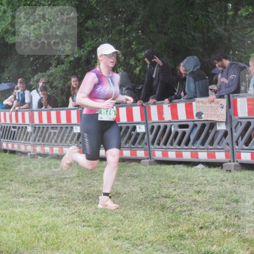 21.06.2025 - 27. Vierlanden-Triathlon KatJ http://msf.ph/oto/8033743 15.06.2025 13:45:49 Ziel 833, 876 meine-sportfotos.de