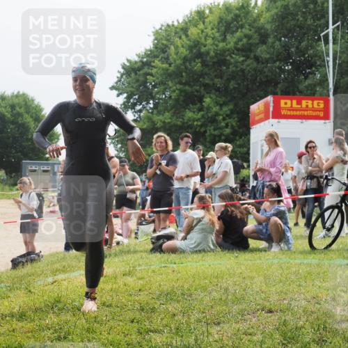 15.06.2025 - 27. Vierlanden-Triathlon KatJ http://msf.ph/oto/8033745 15.06.2025 11:16:54 Schwimmen 825, 888 meine-sportfotos.de