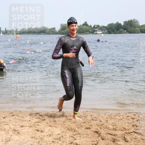 21.06.2025 - 27. Vierlanden-Triathlon Lena Gebhardt http://msf.ph/oto/8033746 15.06.2025 11:18:27 Schwimmen 908, 912, 933, 970 meine-sportfotos.de