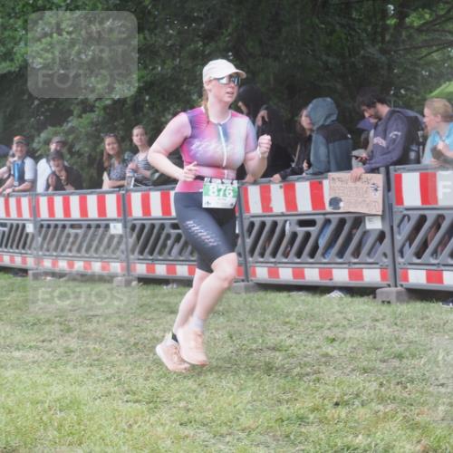 21.06.2025 - 27. Vierlanden-Triathlon KatJ http://msf.ph/oto/8033748 15.06.2025 13:45:49 Ziel 833, 876 meine-sportfotos.de