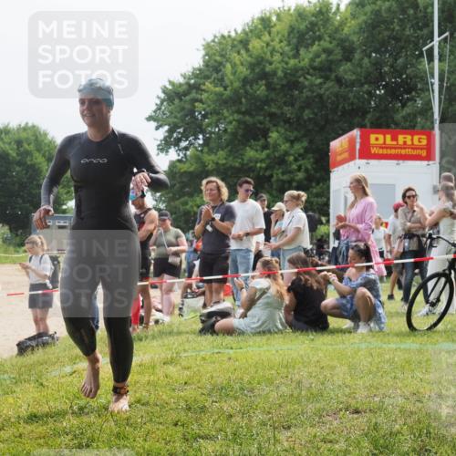 15.06.2025 - 27. Vierlanden-Triathlon KatJ http://msf.ph/oto/8033749 15.06.2025 11:16:54 Schwimmen 825, 888 meine-sportfotos.de