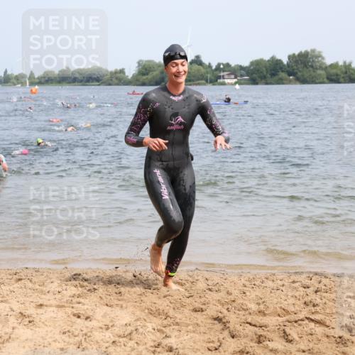 21.06.2025 - 27. Vierlanden-Triathlon Lena Gebhardt http://msf.ph/oto/8033751 15.06.2025 11:18:27 Schwimmen 908, 912, 933, 970 meine-sportfotos.de
