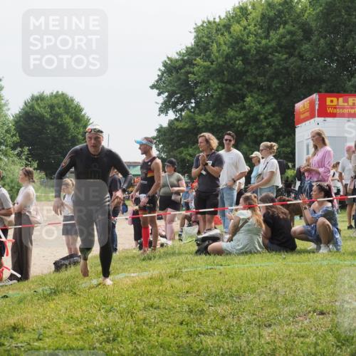 15.06.2025 - 27. Vierlanden-Triathlon KatJ http://msf.ph/oto/8033754 15.06.2025 11:16:59 Schwimmen 825, 888, 978 meine-sportfotos.de