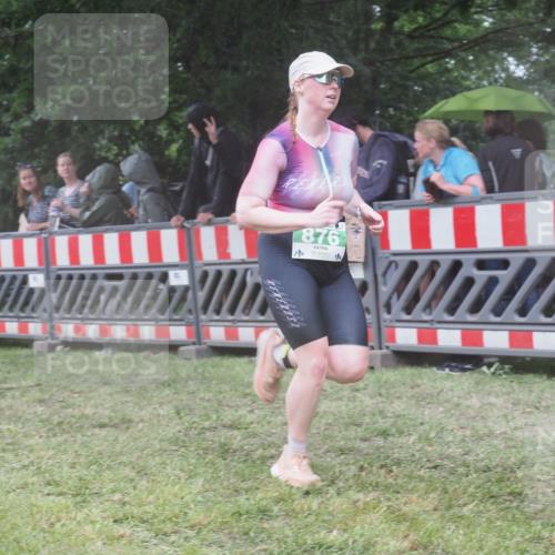 21.06.2025 - 27. Vierlanden-Triathlon KatJ http://msf.ph/oto/8033757 15.06.2025 13:45:49 Ziel 833, 876 meine-sportfotos.de