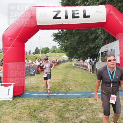 21.06.2025 - 27. Vierlanden-Triathlon MichiJ http://msf.ph/oto/8033758 15.06.2026 12:56:18 Ziel 2 meine-sportfotos.de