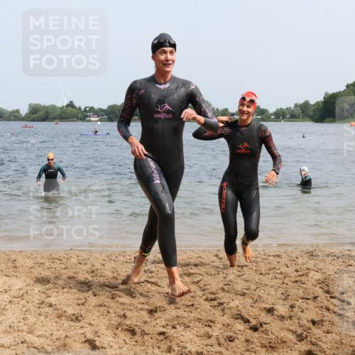 21.06.2025 - 27. Vierlanden-Triathlon Lena Gebhardt http://msf.ph/oto/8033759 15.06.2025 11:18:28 Schwimmen 908, 909, 912, 933, 970 meine-sportfotos.de